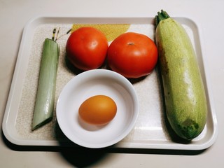 1、番茄炒西葫芦,食材准备好