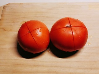 2、番茄炒西葫芦,番茄顶端切十字刀