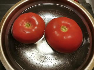 3、番茄炒西葫芦,放入开水中汆烫