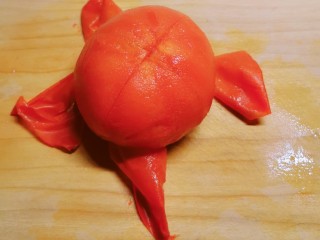 4、番茄炒西葫芦,很容易剥下皮