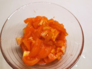 5、番茄炒西葫芦,切小块备用