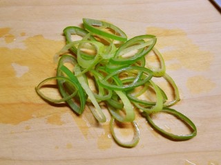 6、番茄炒西葫芦,葱切细圈