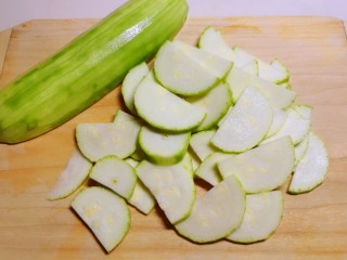 8、番茄炒西葫芦,对半切开 切月牙片