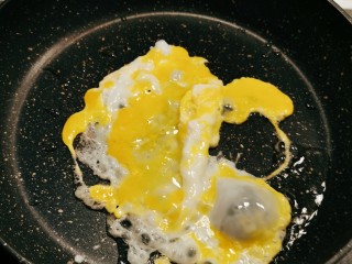 9、番茄炒西葫芦,起油锅 放入一汤匙食用油 油热后放入打散的鸡蛋翻炒成大块 盛出备用