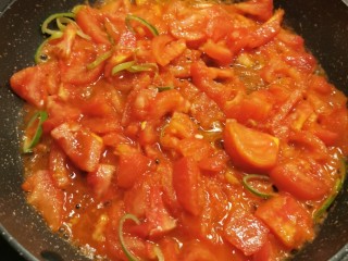 11、番茄炒西葫芦,倒入番茄块 翻炒