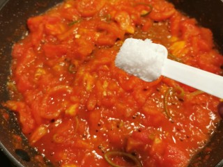 12、番茄炒西葫芦,放入白糖 生抽  炒至软烂 