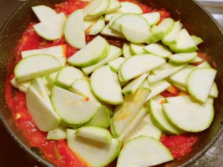 13、番茄炒西葫芦,放入小西葫芦片 翻炒1分钟