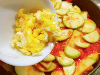 14、番茄炒西葫芦,放入炒好的鸡蛋块