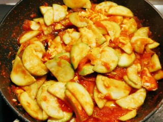 15、番茄炒西葫芦,再翻炒1分钟 关火