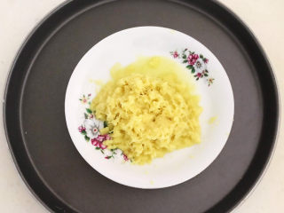 3、姜撞奶,磨好的姜末