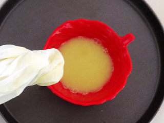 5、姜撞奶,滤除姜汁