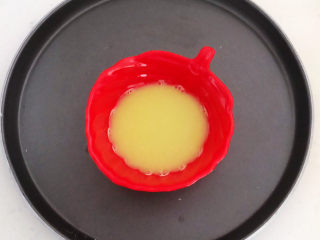 6、姜撞奶,姜汁做好了