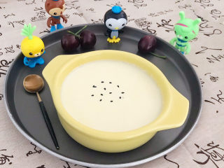 14、姜撞奶,姜撞奶上面加几粒熟黑芝麻点缀一下就可以吃了,嫩滑爽口,暖心又暖胃~