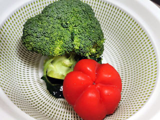 1、干锅西兰花,西兰花、红椒