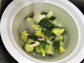 2、干锅西兰花,西兰花拆小朵，浸泡半小时