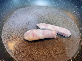 4、干锅西兰花,香肠下热水焯水