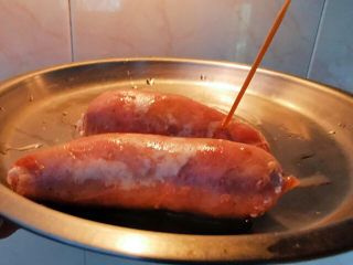 5、干锅西兰花,用牙签戳洞排出水分