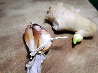 7、干锅西兰花,姜，蒜