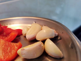 8、干锅西兰花,蒜头剥皮即可