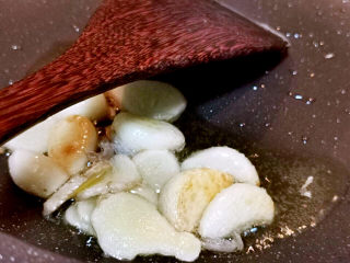 12、干锅西兰花,炸至金黄