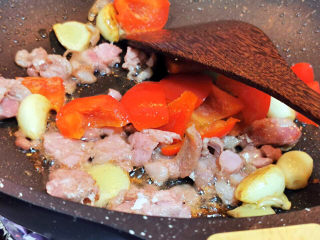 14、干锅西兰花,煎香香肠，加入红椒