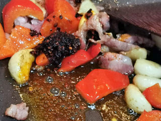 16、干锅西兰花,把酱料炒开，