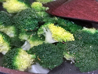 17、干锅西兰花,西兰花焯水至断生