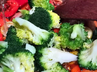 18、干锅西兰花,西兰花加进锅中，加少许水，焖至收汁入味即可