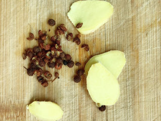 2、春笋回锅肉,准备好1小块生姜和花椒粒，生姜切片