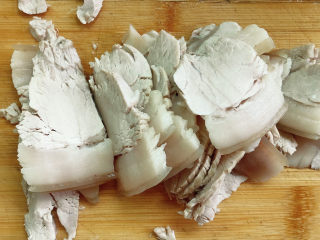 5、春笋回锅肉,切成片