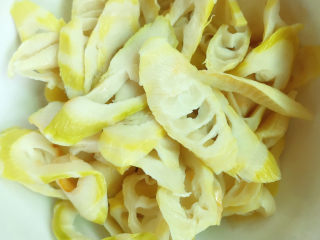 7、春笋回锅肉,春笋剥壳后焯水5分钟后捞出挤干水份备用。