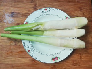 1、厨房挑战+素菜+香葱酱油滚动茭白块,准备三根茭白