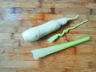 3、厨房挑战+素菜+香葱酱油滚动茭白块,剥去青色外皮