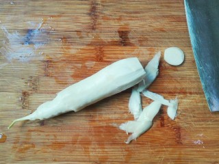 4、厨房挑战+素菜+香葱酱油滚动茭白块,切去根部，削去外皮