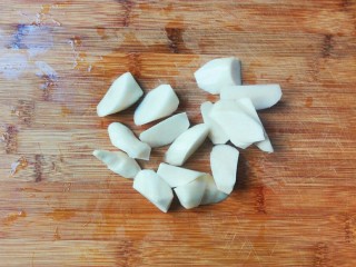 5、厨房挑战+素菜+香葱酱油滚动茭白块,切成滚刀块