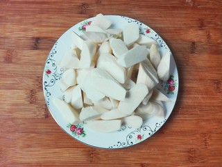 6、厨房挑战+素菜+香葱酱油滚动茭白块,全部切好盛盘备用