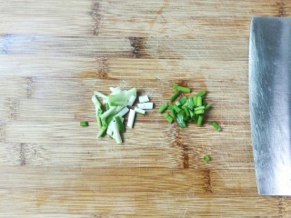 7、厨房挑战+素菜+香葱酱油滚动茭白块,香葱洗净分切葱白葱花