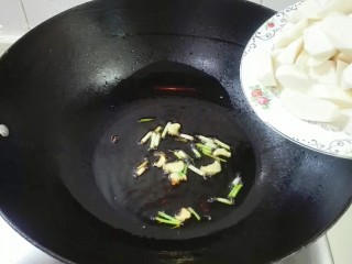 9、厨房挑战+素菜+香葱酱油滚动茭白块,锅热倒油爆香姜片葱白，放茭白块