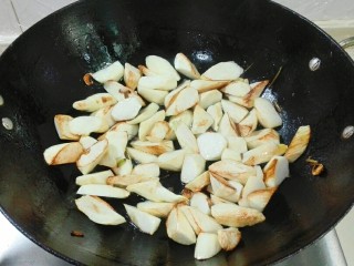 10、厨房挑战+素菜+香葱酱油滚动茭白块,炒至茭白表面金黄