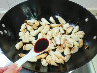 11、厨房挑战+素菜+香葱酱油滚动茭白块,放一勺生抽