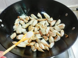 12、厨房挑战+素菜+香葱酱油滚动茭白块,一小勺糖