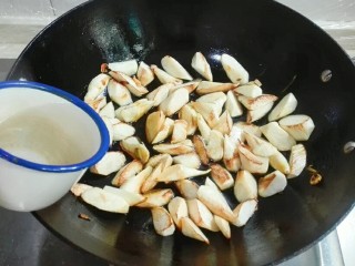 13、厨房挑战+素菜+香葱酱油滚动茭白块,放热水