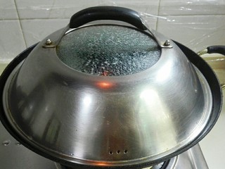 14、厨房挑战+素菜+香葱酱油滚动茭白块,盖上锅盖烧开焖一下