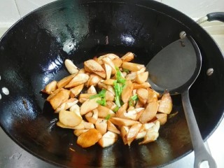 15、厨房挑战+素菜+香葱酱油滚动茭白块,炒至汤汁收干，放葱花