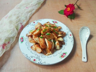 16、厨房挑战+素菜+香葱酱油滚动茭白块,出锅盛盘鲜美无比