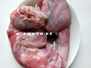 1、自贡冷吃兔,将兔肉处理好,洗净;