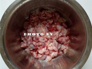 2、自贡冷吃兔,砍成肉丁状;