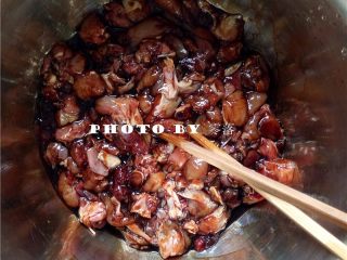 3、自贡冷吃兔,调入适量盐,料酒,老抽,搅拌均匀;腌制2个小时以上;