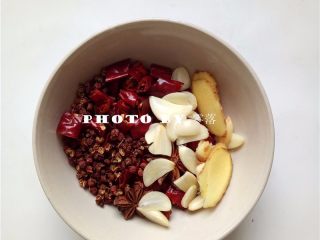 4、自贡冷吃兔,备好调料:干辣椒段、花椒、八角、姜片、蒜片;