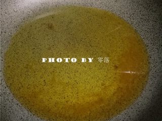 5、自贡冷吃兔,平底锅倒入适量玉米油烧热;